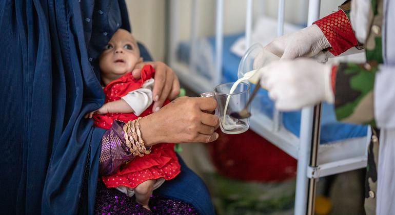 Seorang bayi perempuan berusia 5 bulan di Rumah Sakit Daerah Paktia di Gardez, Afghanistan, menerima susu terapi untuk mengobati malnutrisi. 