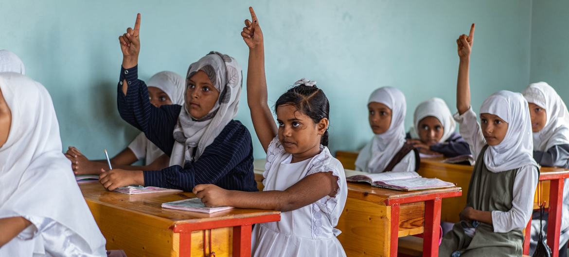 Des jeunes filles étudient à l'école Al Zyadi dans le gouvernorat de Lahj, au Yémen.