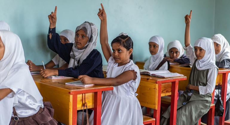 فتيات يمنيات يدرسن في مدرسة الزيادي في محافظة لحج.