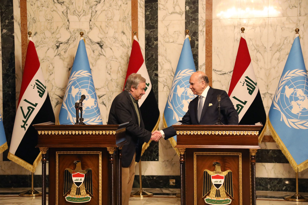 El secretario general de la ONU , António Guterres, y el presidente iraquí, Barham Salih, se dan la mano en una reunión formal en Bagdad, Irak.