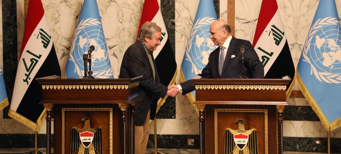 Le Secrétaire général de l'ONU, António Guterres, rencontre le ministre iraquien des Affaires étrangères à son arrivée à Bagdad, en Iraq.