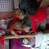 आठ बच्चों की इस माँ को, अफ़ग़ानिस्तान के बदख्शां प्रांत में अपने बच्चों का पेट भरने के लिए बहुत संघर्ष करना पड़ता है.