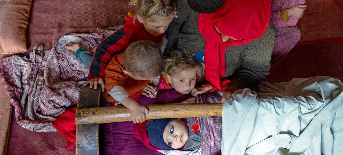 आठ बच्चों की इस माँ को, अफ़ग़ानिस्तान के बदख्शां प्रांत में अपने बच्चों का पेट भरने के लिए बहुत संघर्ष करना पड़ता है.