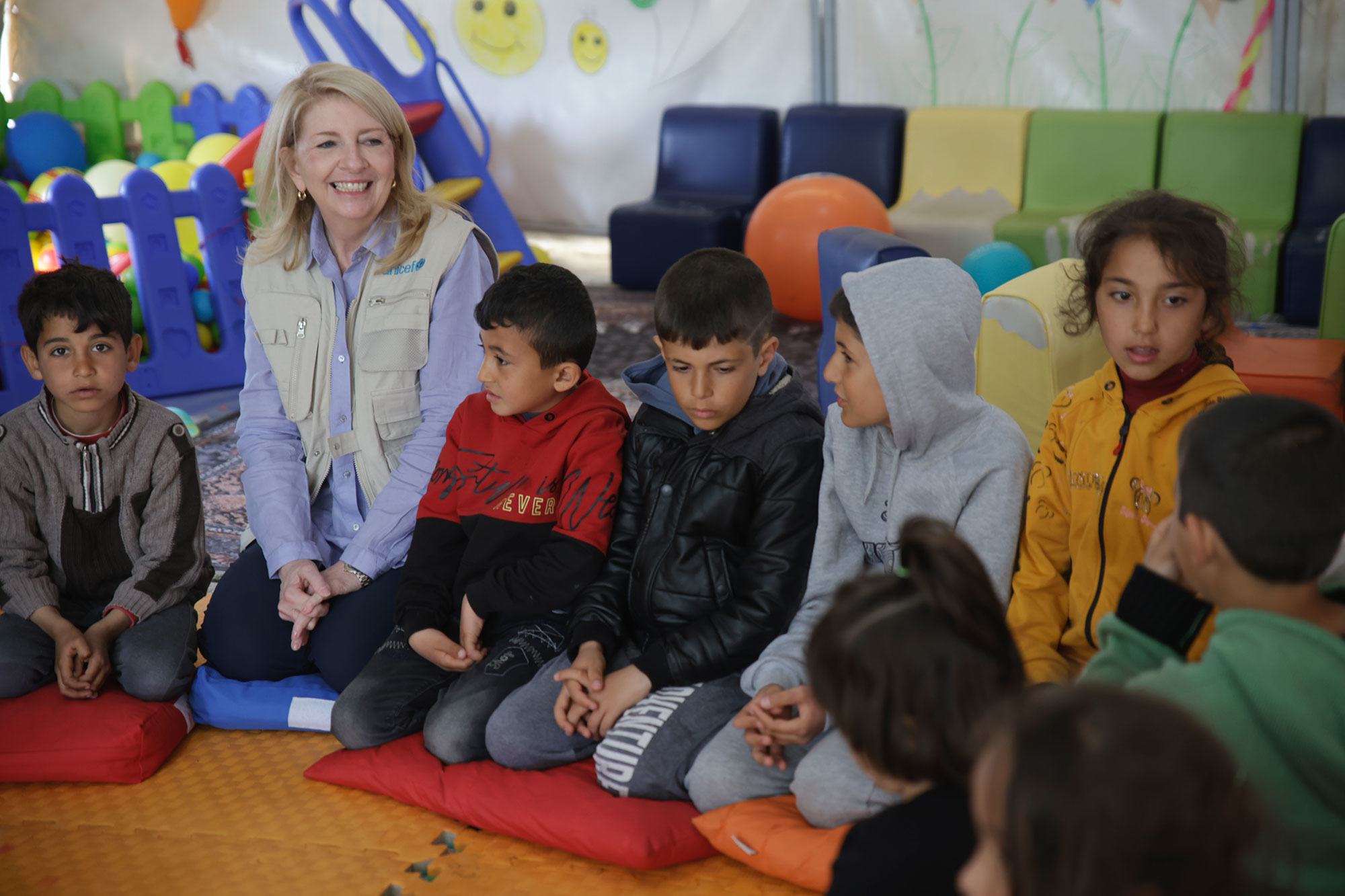 المديرة التنفيذية لليونيسف كاثرين راسل تشارك في جلسة للدعم النفسي والاجتماعي في كهرمان مرعش بتركيا، مع أطفال نجوا من الزلزال المدمر الأخير.