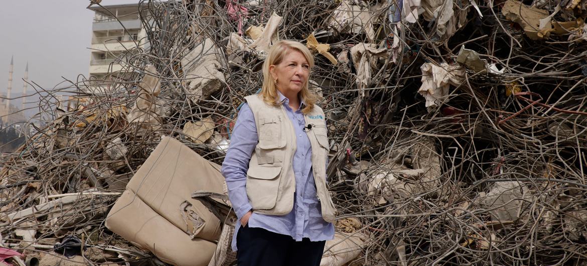 المديرة التنفيذية لليونيسف كاثرين راسل تزور مركز مدينة كهرمان مرعش بعد الزلزال المزدوج المدمر الذي ضرب جنوب شرق تركيا.