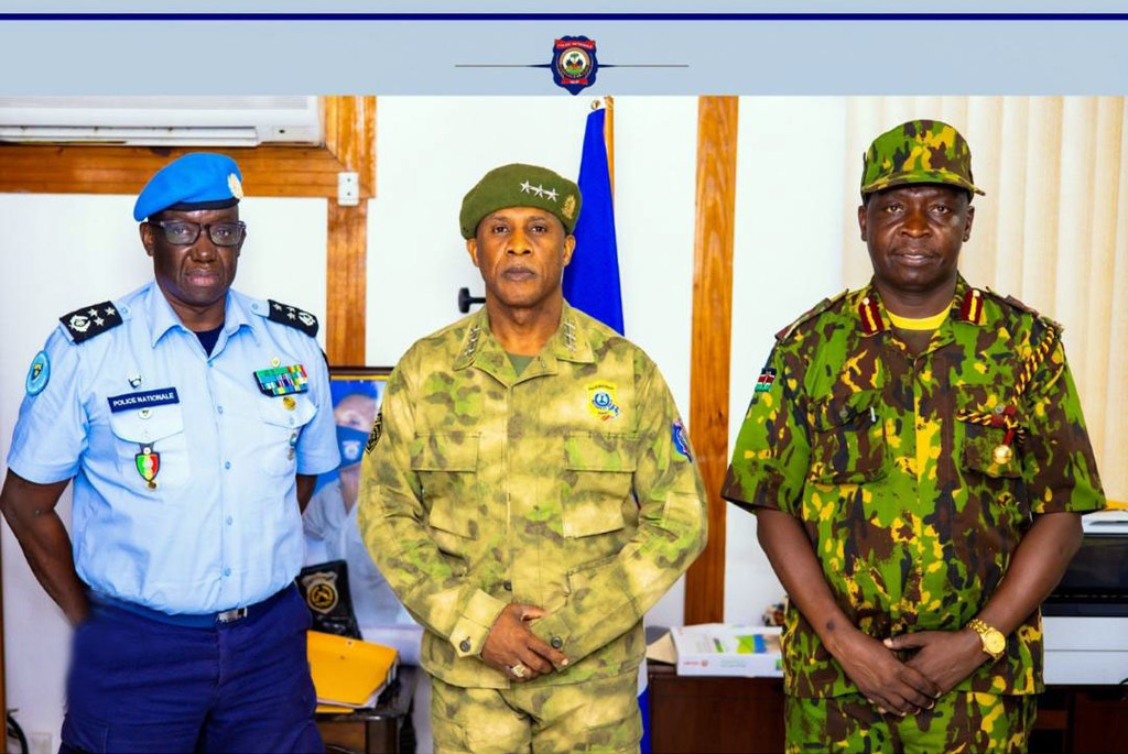 Commissaire Papa Samba Mbodj (à gauche), avec Normil Rameau (centre), Directeur général par intérim de la Police nationale haïtienne, et Godfrey Otunge, Commandant de la Mission multinationale d’appui à la sécurité (MMAS).