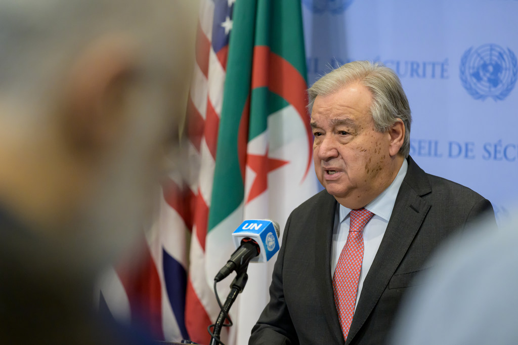 El secretario general de la ONU, António Guterres, interviene desde un podio durante una rueda de prensa en el Consejo de Seguridad de la ONU en Nueva York.
