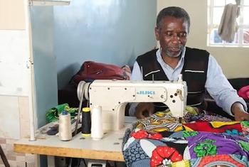 Celestin Mbaruku akiwa Kakuma nchini Kenya. Ni mkimbizi kutoka Jamhuri ya Kidemokrasia ya Congo, DRC ambaye ni mnufaika wa ufadhili wa PROSPECTS, ushirikiano wa kimataifa unaowezesha wakimbizi na jamii zinazowahifadhi.