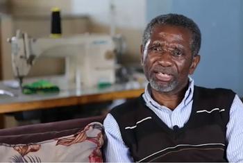 Celestin Mbaruku akiwa Kakuma nchini Kenya. Ni mkimbizi kutoka Jamhuri ya Kidemokrasia ya Congo, DRC ambaye ni mnufaika wa ufadhili wa PROSPECTS, ushirikiano wa kimataifa unaowezesha wakimbizi na jamii zinazowahifadhi. 