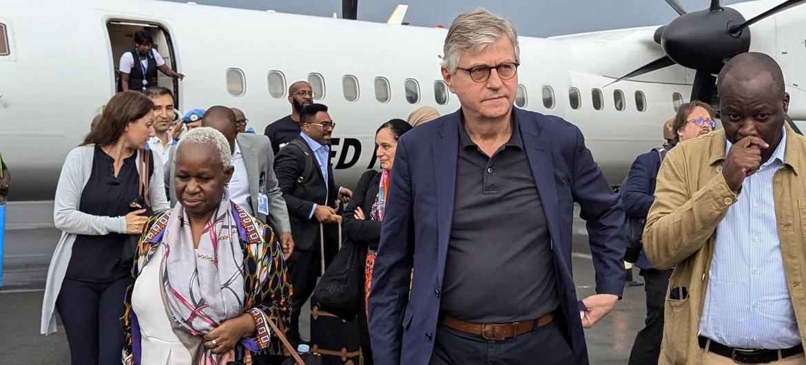 Le chef des opérations de paix de l'ONU, Jean-Pierre Lacroix (au centre), accompagné de la cheffe de la MONUSCO, Bintou Keita (gauche), arrive à Beni, dans l'est de la RDC.