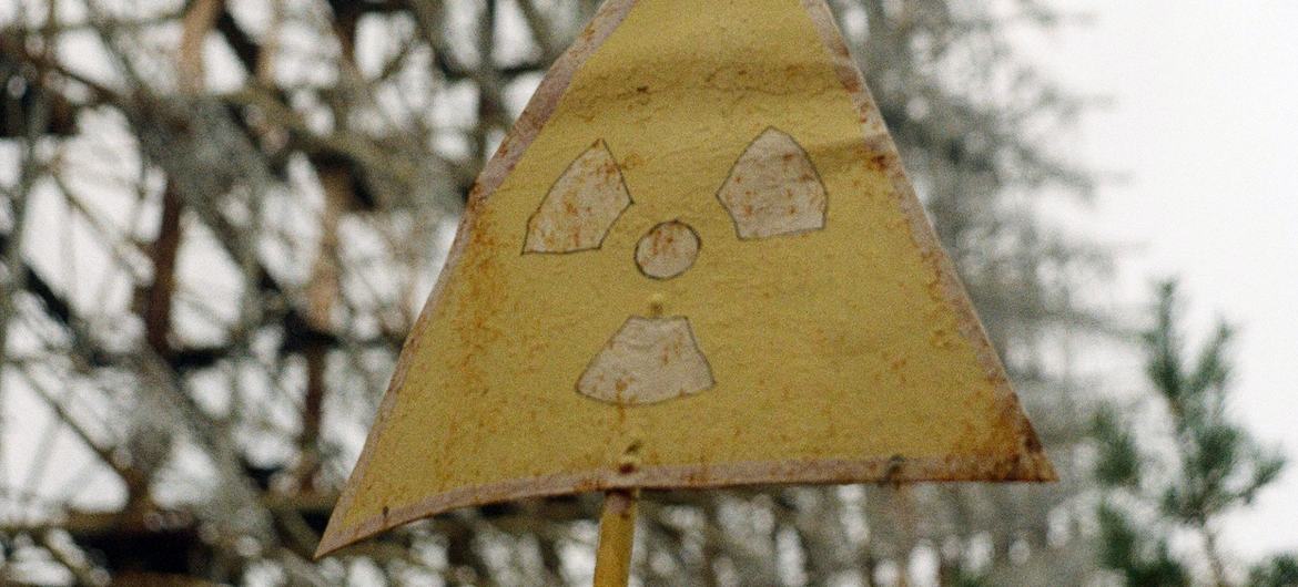 Um sinal de radiação em Chernobyl, Ucrânia