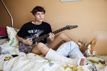 Молодой пациент больнице во Львове получил ранения, когда машина, в которой он ехал, подорвалась на мине.