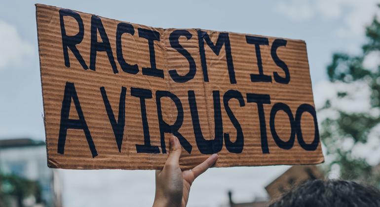 Cartel denunciando que "El racismo es un virus" en una protesta del movimiento Black Lives Matter en la ciudad canadiense de Montreal.