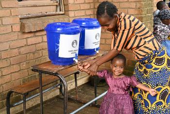 儿基会正在协助马拉维政府为热带气旋弗雷迪幸存者提供安全和清洁的水。