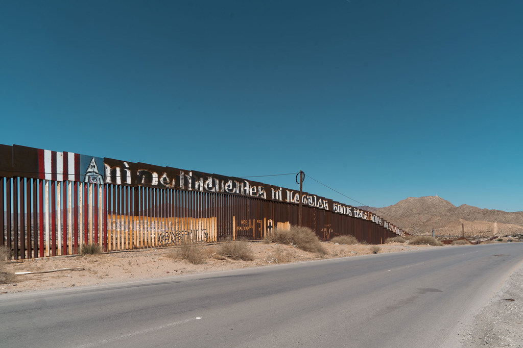 Un cartel en el muro fronterizo en Ciudad Juárez, en el estado mexicano de Chihuhua y El Paso, en Tejas, Estados Unidos.