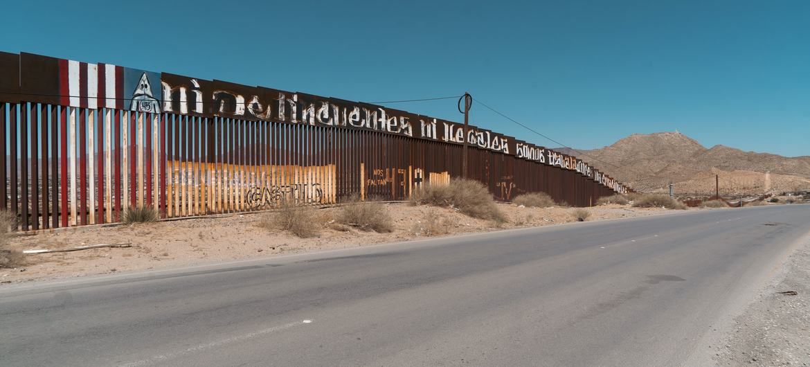 A sign on the border wall with the United States in Ciudad Juárez, Chihuahua, Mexico.