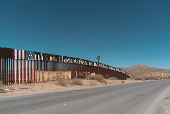 Alama kwenye ukuta wa mpaka upande wa Marekani huko Ciudad Juárez, Chihuahua nchini Mexico.