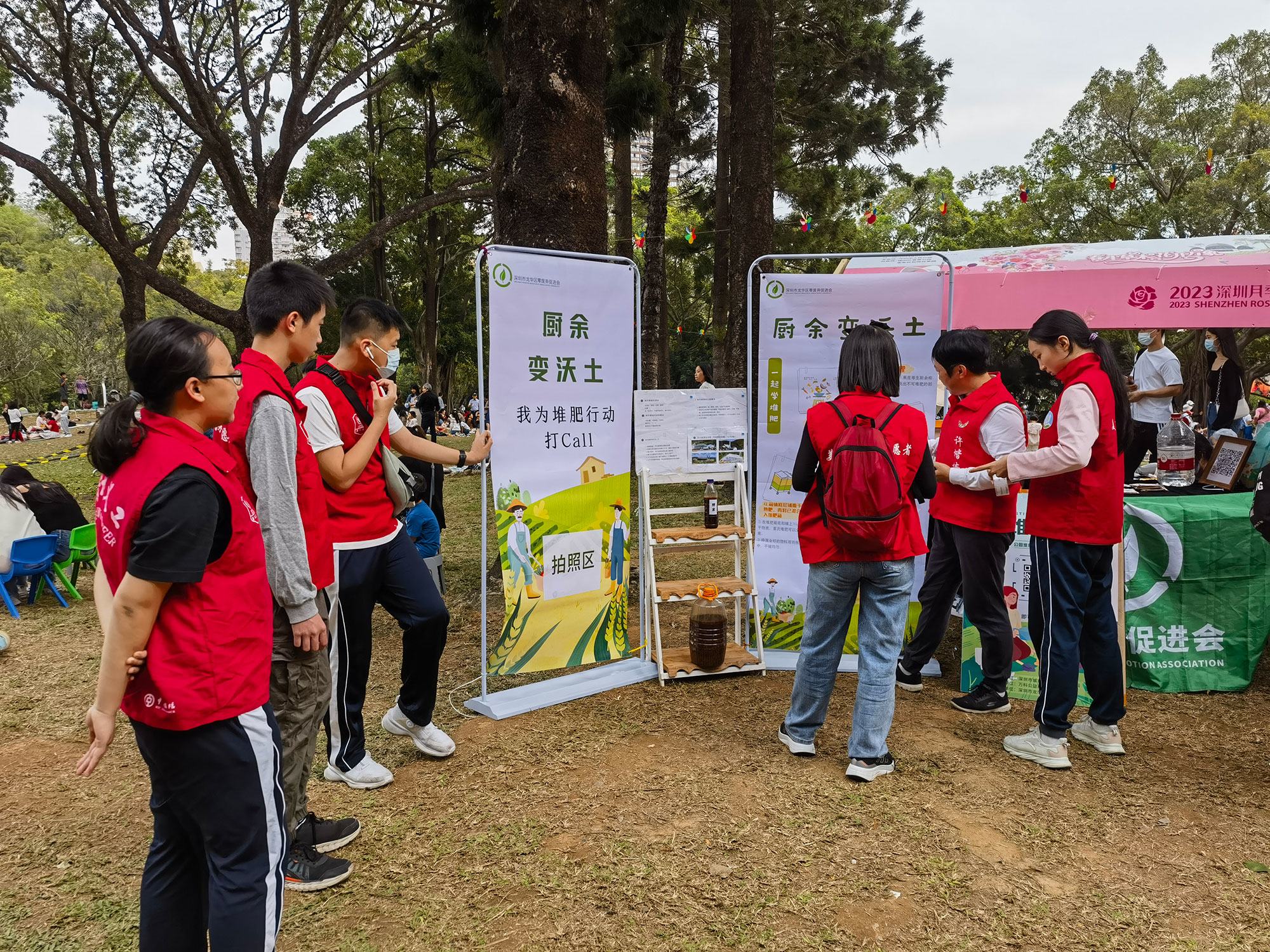 许楷楠参与深圳人民公园花展垃圾分类宣传活动。