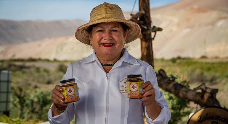 Edith Elgueta con la miel que obtiene de las 15 colmenas en el desierto de Atacama.