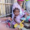 Uma mãe alimentando seu bebê com uma refeição que salva vidas no Distrito de Mecufi, Província de Cabo Delgado, Moçambique.