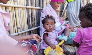 Mama akimlisha mtoto wake mlo wenye virutubisho vya kuokoa maisha huko wilaya ya Mecufi, jimboni Cabo Delgado nchini Msumbiji.