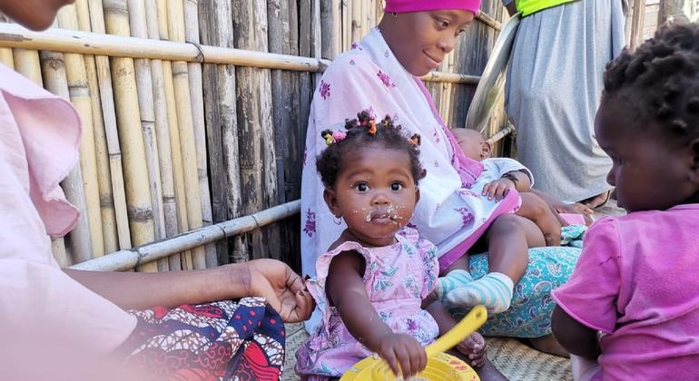 Uma mãe alimentando seu bebê com uma refeição que salva vidas no Distrito de Mecufi, Província de Cabo Delgado, Moçambique.