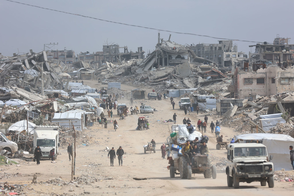 Una calle de Al-Rimal, en la ciudad de Gaza, muestra a civiles desplazados y tiendas de campaña improvisadas entre los escombros de edificios destruidos.