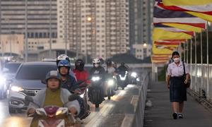 Una joven camina hacia la escuela en Bangkok, donde los niveles de contaminación superan la norma nacional de seguridad.