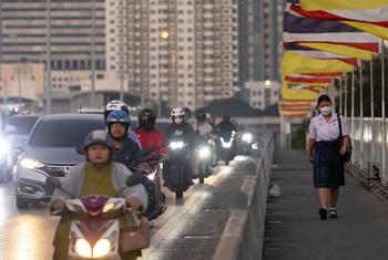 Una joven camina hacia la escuela en Bangkok, donde los niveles de contaminación superan la norma nacional de seguridad.