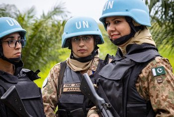 یو این مشن ’مونوسکو‘ میں شامل پاکستانی دستے کی خواتین اہلکار کانگو میں گشت کرتے ہوئے (فائل فوٹو)۔