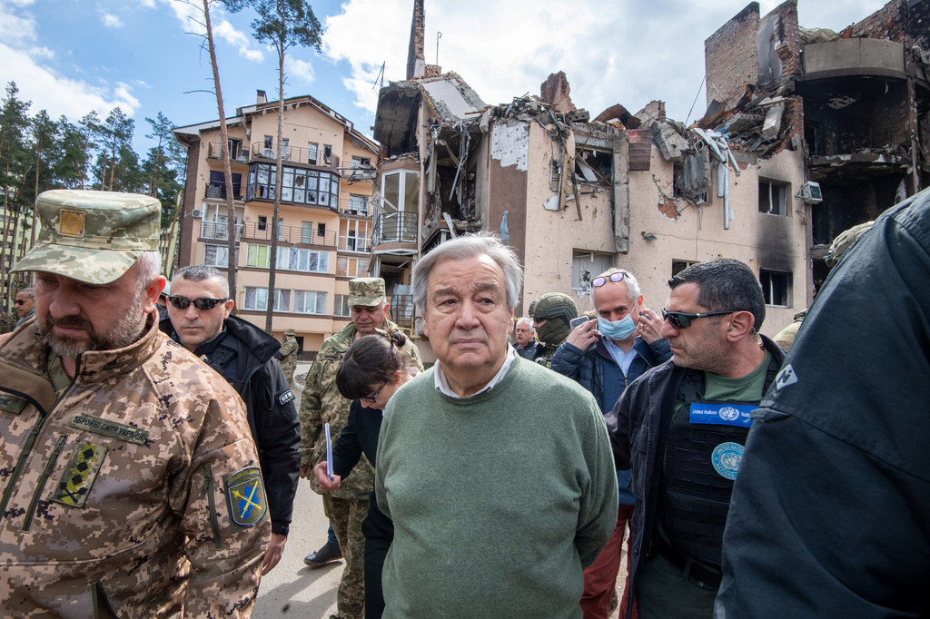 Le Secrétaire général de l'ONU visite un complexe résidentiel détruit à Irpin, en Ukraine.