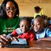 喀麦隆首都雅温得一所学校的年轻女孩在上课时使用平板电脑。