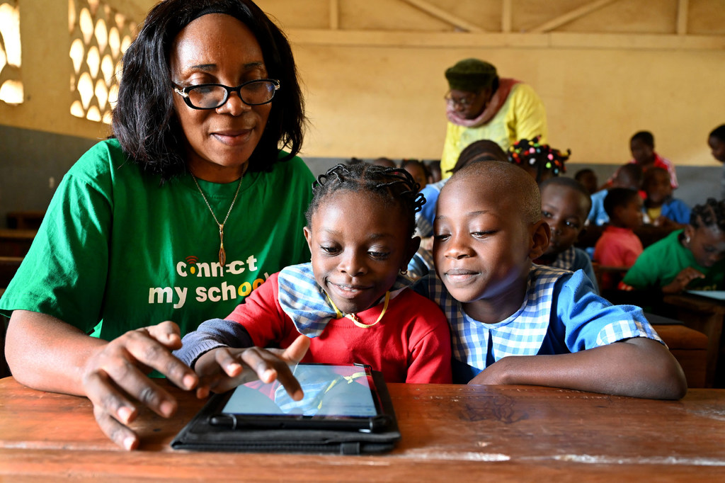Des fillettes dans une école de Yaoundé, la capitale du Cameroun, utilisent une tablette pendant une leçon.
