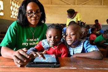 喀麦隆首都雅温得一所学校的年轻女孩在上课时使用平板电脑。