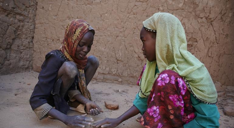 إسراء هارون سليمان موسى، 7 سنوات، تلعب الألعاب في منزلها في مخيم بورجو للنازحين في بلدة طويلة ، 60 كم غرب الفاشر، عاصمة ولاية شمال دارفور، السودان.
