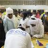 Des personnes évacuées du Soudan sont assistées par les autorités tchadiennes et du personnel de l'OIM à leur arrivée à N'Djamena, la capitale du pays.