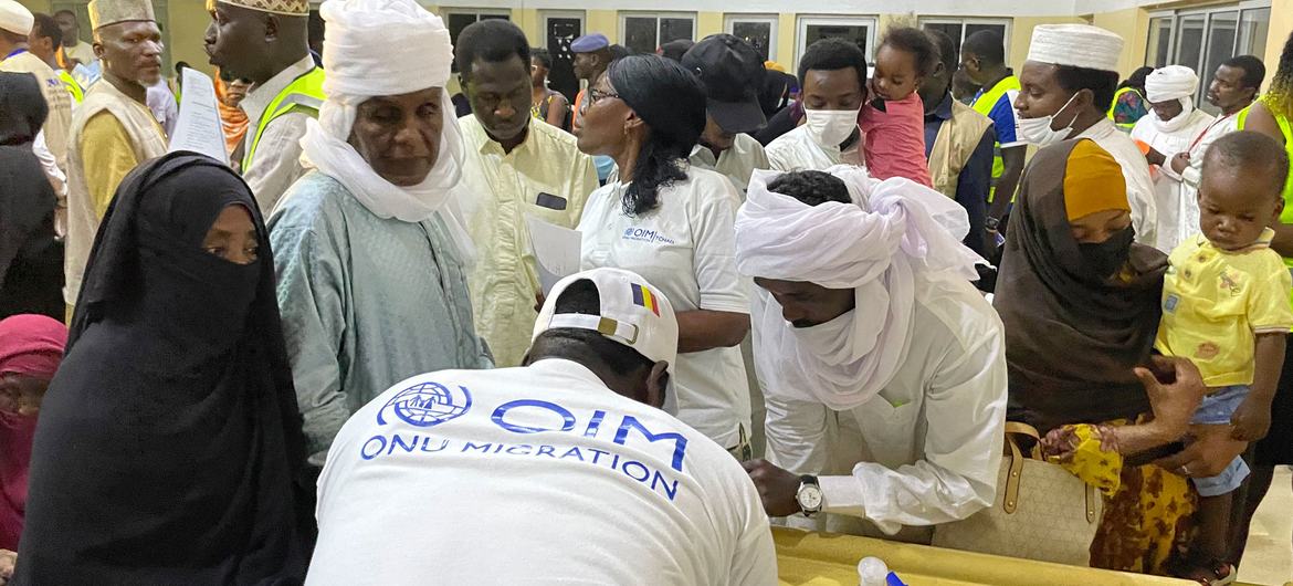 Evacuees from Sudan are assisted by Chadian authorities and IOM staff on their arrival in N’Djamena, the country's capital.