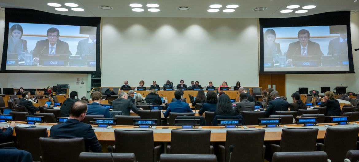 Vue d'ensemble de la réunion de la Commission de consolidation de la paix sur la justice transitionnelle en Colombie, en Gambie et au Timor-Leste. On aperçoit sur les écrans Ivan Šimonović, président de la Commission et représentant permanent de la Croatie auprès des Nations Unies.