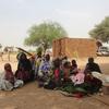 Un grupo de refugiados de Sudán descansa bajo un árbol después de cruzar a Chad.