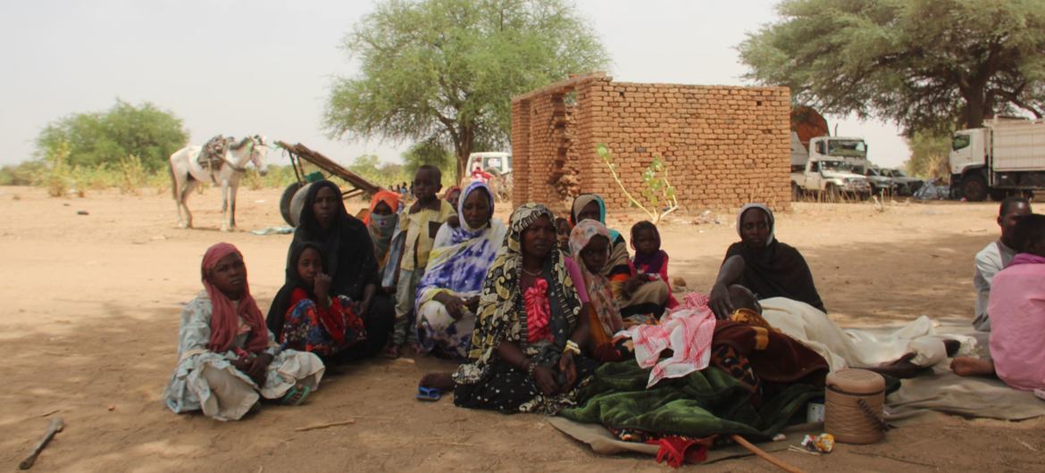 Un grupo de refugiados de Sudán descansa bajo un árbol después de cruzar a Chad.