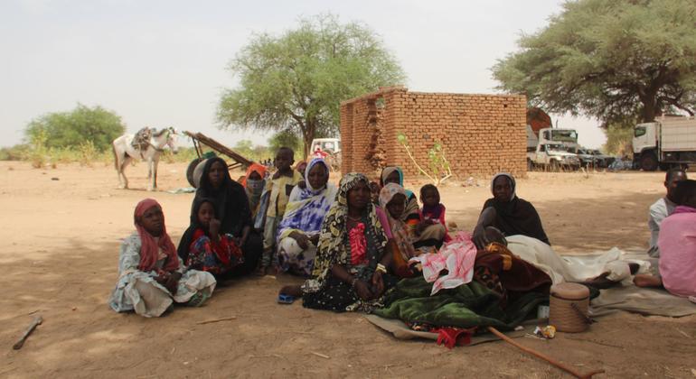 Un grupo de refugiados de Sudán descansa bajo un árbol después de cruzar a Chad.