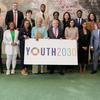 ميادة عادل (الرابعة من اليسار) تم اختيارها ضمن قادة الأمم المتحدة الشباب الـ 17 من أجل أهداف التنمية المستدامة. صورة جماعية تجمع الشباب مع الأمين العام للأمم المتحدة، أنطونيو غوتيريش ونائبته أمينة محمد.