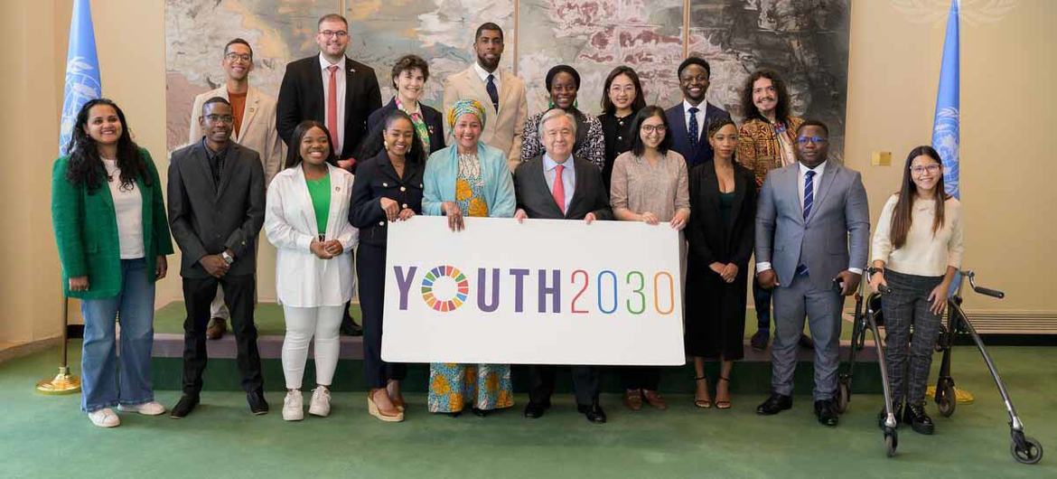 Secretary-General António Guterres (centre right) and Deputy Secretary-General Amina Mohammed (centre left) meet with Young Leaders for the Sustainable Development Goals. At left is Jayathma Wickramanayake, Secretary-General's Envoy on Youth (file photo).