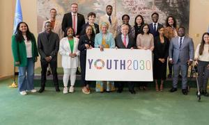 Secretary-General António Guterres (centre right) and Deputy Secretary-General Amina Mohammed (centre left) meet with Young Leaders for the Sustainable Development Goals. At left is Jayathma Wickramanayake, Secretary-General's Envoy on Youth (file photo).