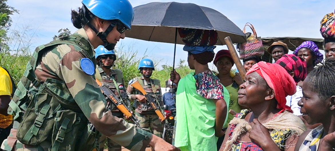 Dans l'est de la République démocratique du Congo, la commandante Radhika Sen, de la MONUSCO, salue des femmes lors d'une patrouille, instaurant ainsi la confiance.
