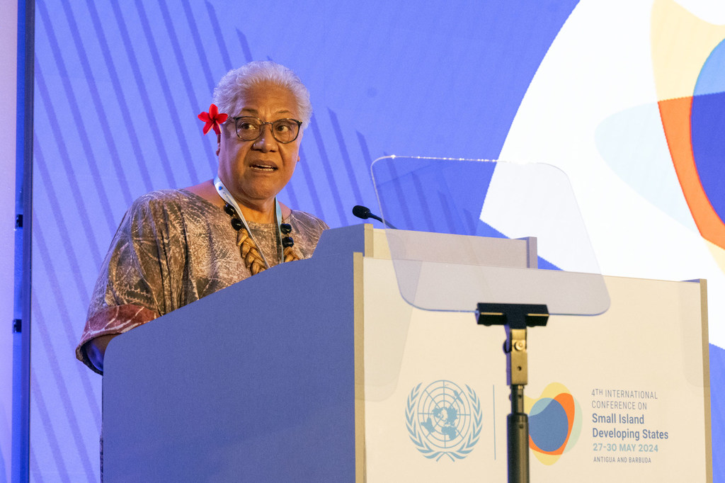 Una mujer toma la palabra desde un podio durante la 4ª Conferencia Internacional sobre Pequeños Estados Insulares en Desarrollo, celebrada en Antigua y Barbuda en mayo de 2024.