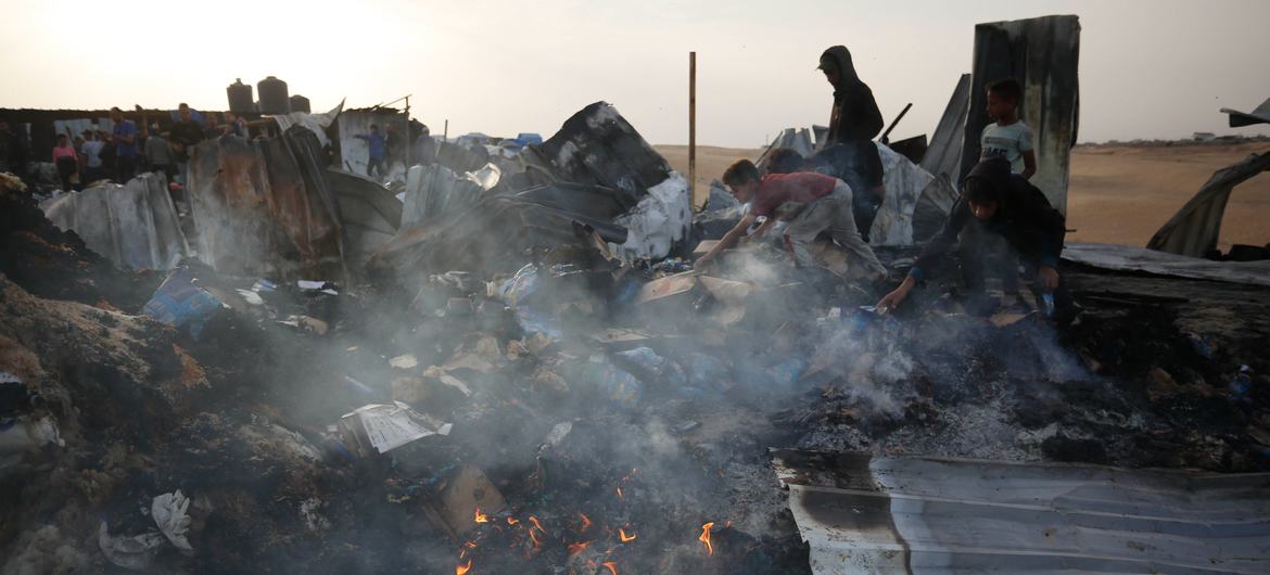 Los ataques aéreos israelíes del 26 de mayo alcanzaron un campamento para personas desplazadas en Rafah, en el sur de Gaza, y, según se informa, se cobraron decenas de vidas palestinas, entre ellas mujeres y niños.