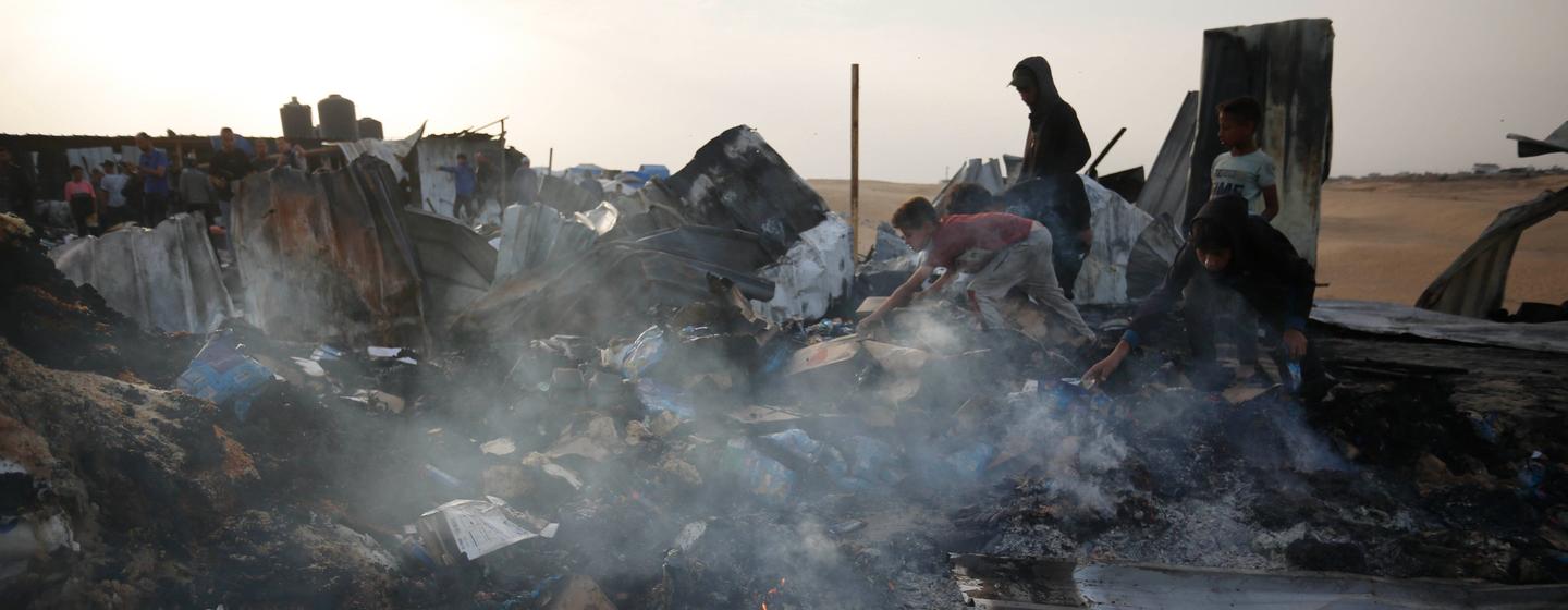Le 26 mai, des frappes aériennes israéliennes ont touché un camp de personnes déplacées à Rafah, dans le sud de Gaza, tuant des dizaines de civils, dont des femmes et des enfants.