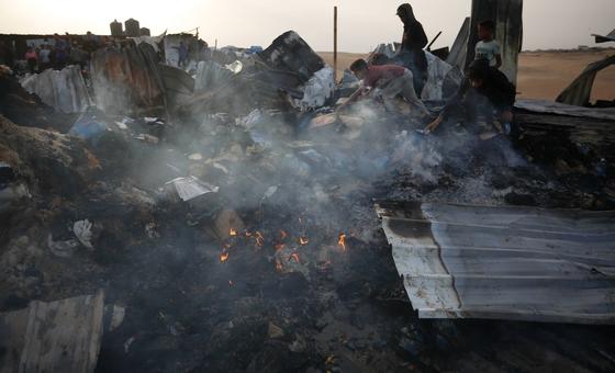Los ataques aéreos israelíes del 26 de mayo alcanzaron un campamento para personas desplazadas en Rafah, en el sur de Gaza, y, según se informa, se cobraron decenas de vidas palestinas, entre ellas mujeres y niños.