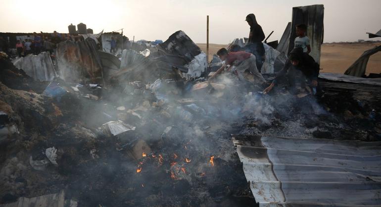 Os ataques aéreos israelenses de 26 de maio atingiram um campo de deslocados em Rafah, no sul de Gaza, matando mais de 35 palestinos, incluindo mulheres e crianças